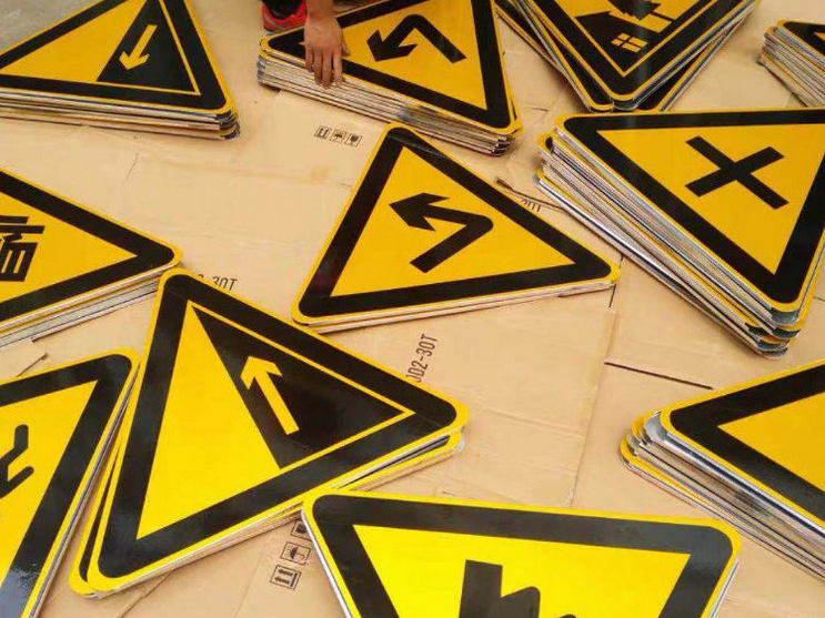 公路標(biāo)識指示標(biāo)牌